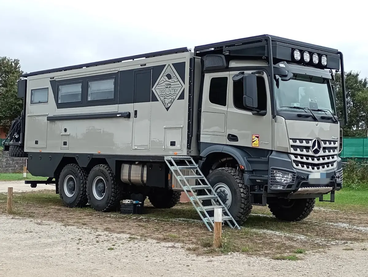 Vehículo todoterreno camper en la parcela