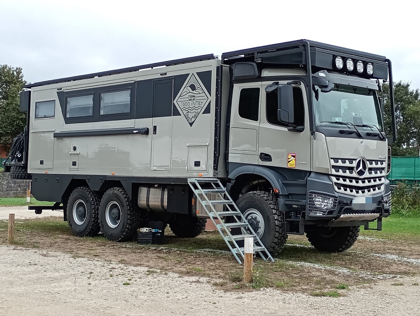 Vehículo todoterreno camper en la parcela
