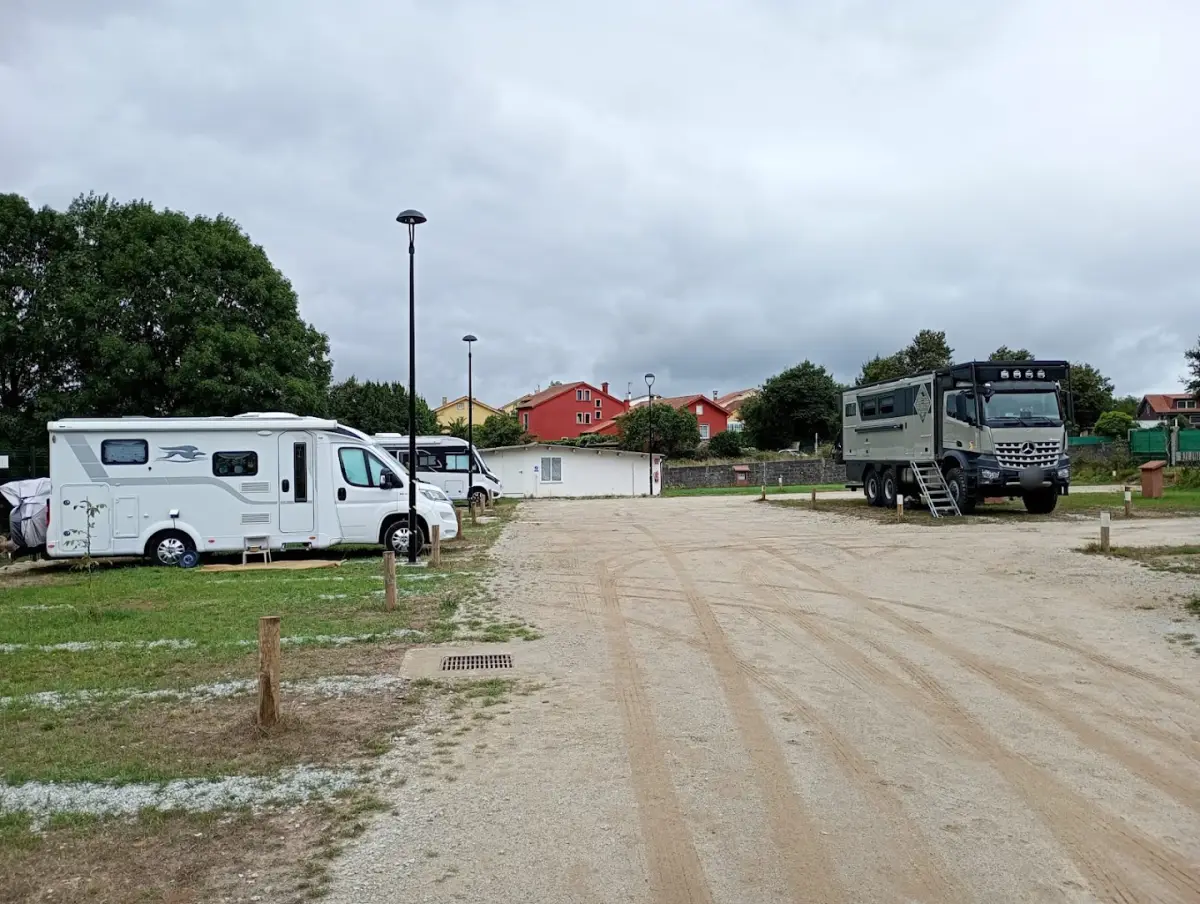 Autocaravanas aparcadas en Los Olmos Park