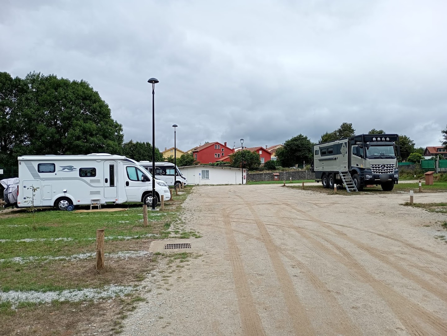 Autocaravanas aparcadas en Los Olmos Park